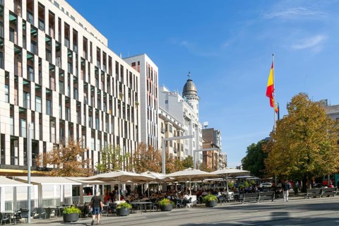 Busy city square and focal point, Plaza de España, city centre of Zaragoza, Aragon, Spain