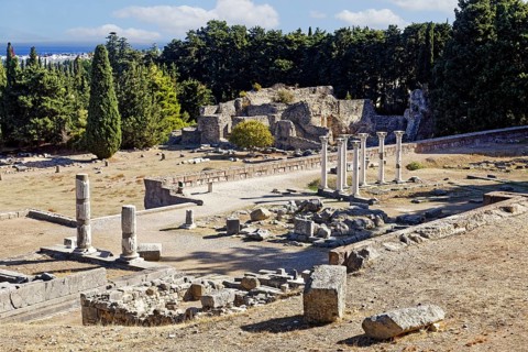 Middle terrace, Apollo temple columns, at the back presumably buildings with patients' apartments,