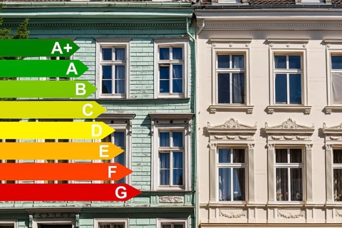Street with old buildings from the Wilhelminian period, graphic with energy efficiency classes for