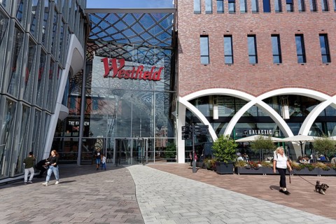 Westfield Überseequartier, shopping center, adventure center with passers-by, logo, lettering on