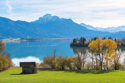 Idyllic Forggensee with mountain landscape, autumn colors, small house, near Roßhaupten, Ostallgäu,