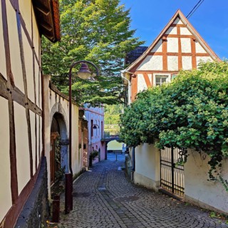 Enge gasse with half-timbered houses in the old town of Unkel, Rotweinstadt, Neuwied district,