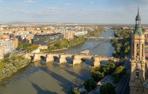 View looking down of historic Stone Bridge, Puente de Piedra, spanning the River Ebro, Zaragoza,