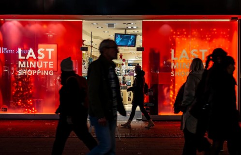 Full city center, shopping street, Kettwiger Straße pedestrian zone in Essen, shop window of a