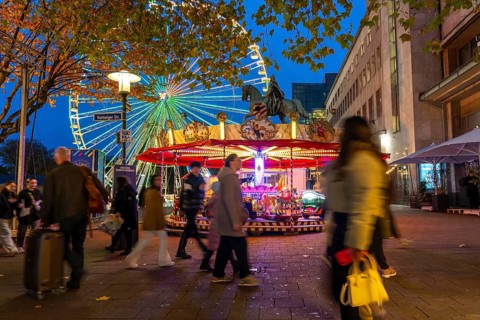 Full city center, shopping street, Kettwiger Straße pedestrian zone in Essen, first takeaways and