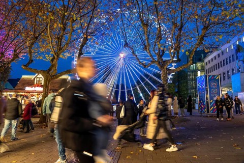 Full city center, shopping street, Kettwiger Straße pedestrian zone in Essen, first takeaways and