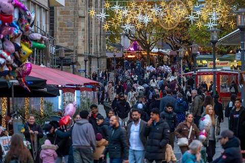 Full city center, shopping street, Kettwiger Straße pedestrian zone in Essen, first takeaways and
