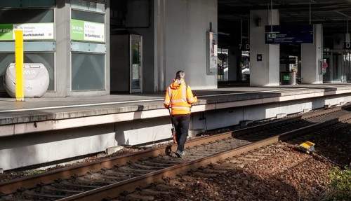 Workers on tracks at the closed Berlin Südkreuz train station, 31.10.2025. There are no ICE trains