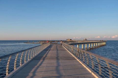 New 720 meter long pier in Prerow in the evening light, open since October 2024, Prerow, Darß,