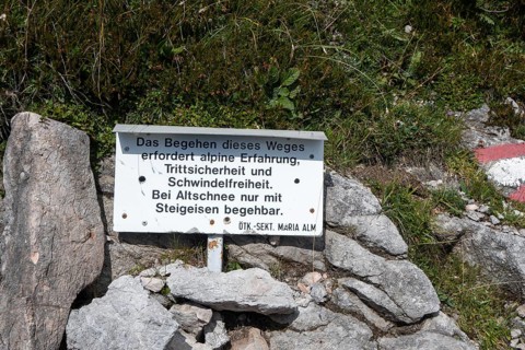 Warning sign with reference to alpine experience, sure-footedness, head for heights, old snow and