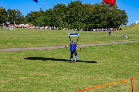 Landing of skydivers during an aerial acrobatic performance as part of an air show at the Rossfeld