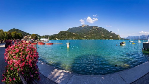 Lakeside promenade in Sankt Gilgen, Wolfgangsee, Salzkammergut, Salzburg, Austria