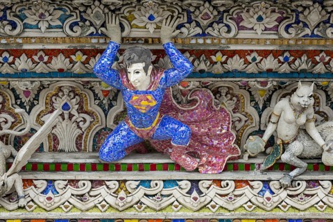 Decorative elements with pop culture references (for example comics, superheroes) in the stucco and