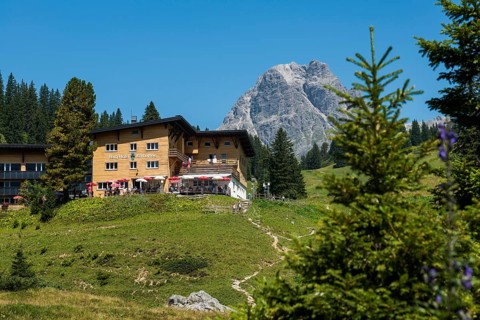 Berglandschaft und Berggasthof, Körbersee, Widderstein, Warth, Bregenzerwald, Vorarlberg, Alps,