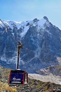 View of the arriving cable car from the Plan de l'Aiguille middle station, in the back the mountain