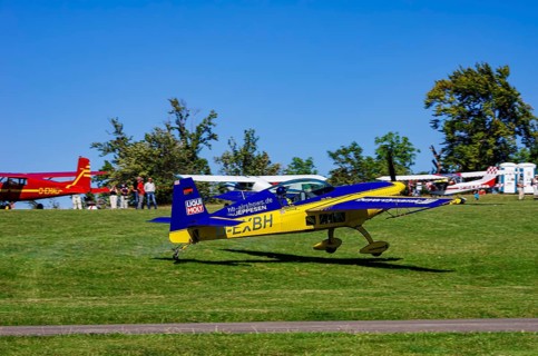 An Extra EA-300 from Extra Flugzeugproduktions- und Vertriebs GmbH with registration D-EXBH during