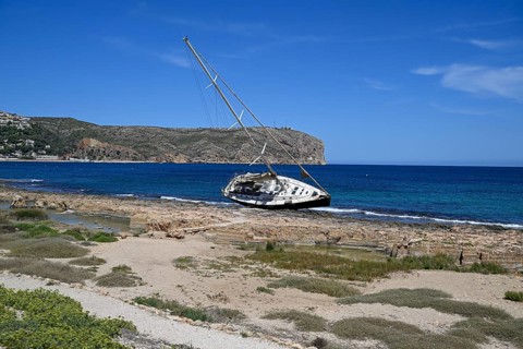 Stranded sailing yacht, storm, severe weather, Jávea or Xàbia, Alicante Province, Comunidad