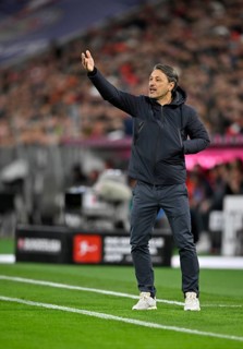 Coach Niko Kovac Borussia Dortmund BVB on the sidelines gesture gesture TV camera, German Classico,