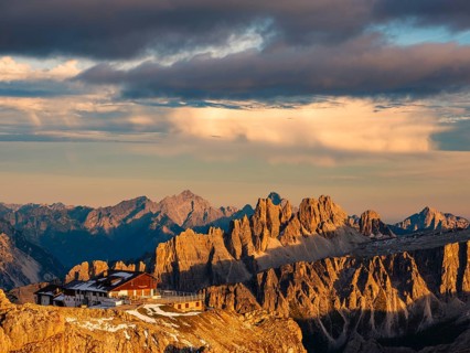 Alpenglühen, Rifugio Lagazuoi and rugged Dolomite peaks in the evening light, Dolomites, Alps,