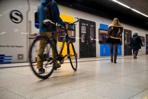 Underground incoming S-Bahn, train, class 420 iGeneration 2025, platform, travellers, passengers,