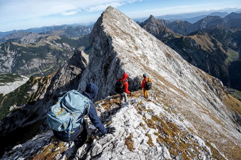 Mountaineer on the ridge of the Gamsjoch, mountain panorama, transition to the main summit of the