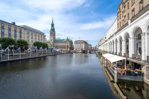View over the Kleine Alster to Hamburg City Hall, Jungfernstieg, Hamburg, Germany
