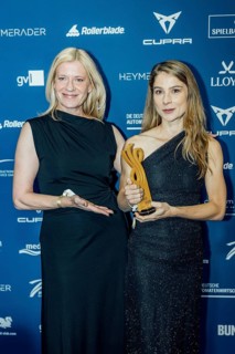 Caroline Peters and Lea Ruckpaul, winners of the Therese Giehse Award at the German Acting Award