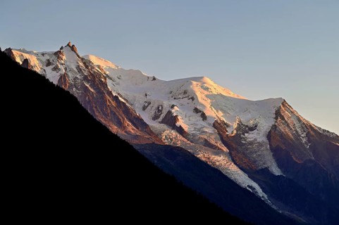 From left snow-covered Aiguille du Midi, Mont-Blanc, Vallot Hut, Dome du Goûter, Aiguille du