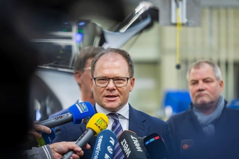 Federal Environment Minister Carsten Schneider during his visit to the Volkswagen vehicle plant in