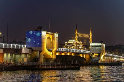 Galata Bridge and Yeni Cami New Mosque at dusk, Eminönü, Istanbul, Turkey