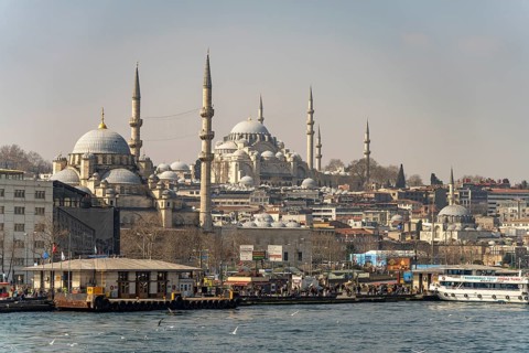The New Mosque Yeni Cami and the Süleymaniye Mosque in Eminönü, Istanbul, Turkey
