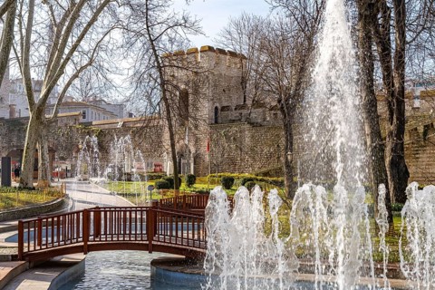 Fountain in Gülhane Park and the walls of Topkapi Palace in Istanbul, Turkey