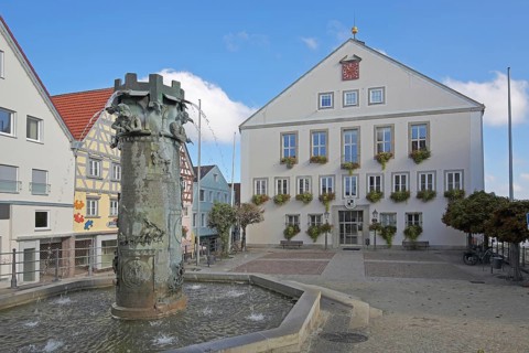 Town hall built in 1958 and town hall fountain with reliefs and figures by Klaus Ringwald 1998,