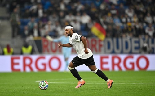 Serge Gnabry GER (20) Action on the ball in the background perimeter advertising logo ERGO World