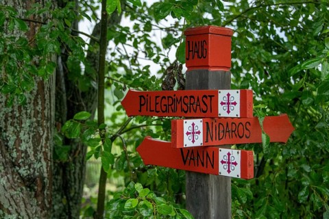 Signpost to Nidaros for pilgrims with the Olav's Cross, Olav's Way or Olavsleden, Eidsvoll,