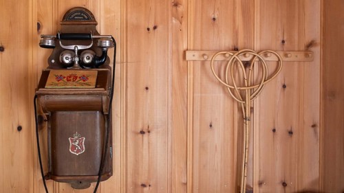 Altes Wandtelefon, historischer Bauernhof und Pilgerunterkunft Budsjord, Dovre, Pilgerweg Olavsweg