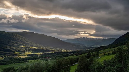 Tal mit grünen Feldern, Wäldern und Bergen, Dovre, Gudbrandsdalen oder Gudbrandstal, Norwegen