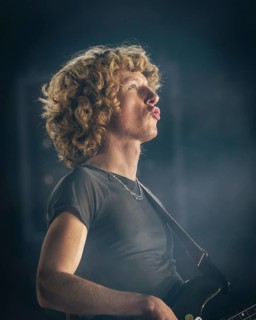 Noah Hill, Bassist von Parcels live in der Berliner Max-Schmeling-Halle am 04.10.2025