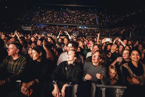 Publikum bei Parcels live in der Berliner Max-Schmeling-Halle am 04.10.2025