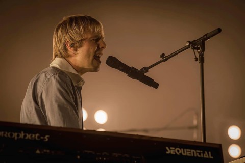 Louie Swain, Keyboarder von Parcels live in der Berliner Max-Schmeling-Halle am 04.10.2025