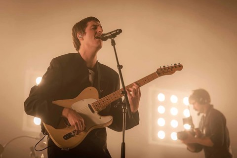 Jules Crommelin, Gitarrist von Parcels live in der Berliner Max-Schmeling-Halle am 04.10.2025
