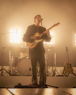 Jules Crommelin, Gitarrist von Parcels live in der Berliner Max-Schmeling-Halle am 04.10.2025