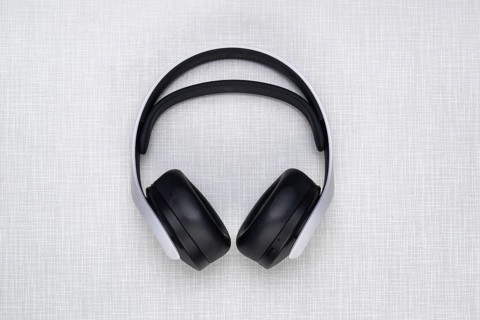 Top shot of a Playstation 5 headphone on a white Resopal plate
