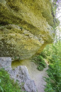 Konglomeratfelsen und Wanderweg im Naturschutzgebiet Steyr Fluss, Molln, Oberösterreich, Österreich
