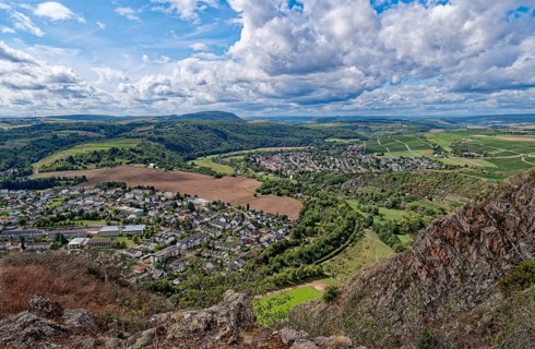 Ausblick vom Rotenfels, einer Steilwand am Naheufer im Naturpark Soonwald-Nahe, auf das Nahetal und