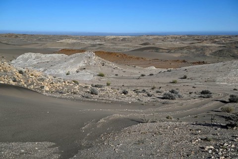 Wüstenlandschaft bei Pomona, im Hintergrund der Atlantik, Diamentensperrgebiet, bei Lüderitz,