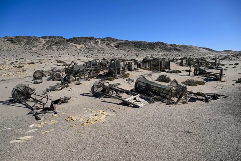 Verrostete Trommelsiebe im Wüstensand, Pomona, Diamentensperrgebiet, bei Lüderitz, Region Karas,