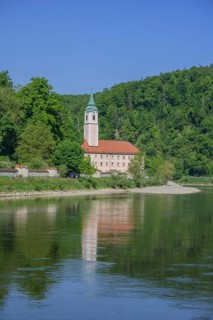 Blick vom Schiff zum Kloster Weltenburg, Kelheim, Bayern, Deutschland