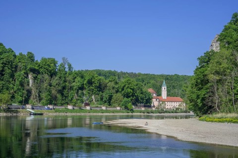 Blick vom Schiff zum Kloster Weltenburg, Kelheim, Bayern, Deutschland