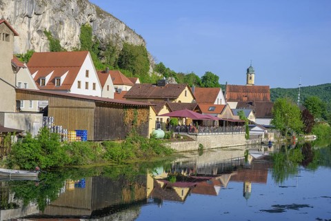 Blick von der alten Holzbrücke auf den Ort, Essing, Bayern, Deutschland